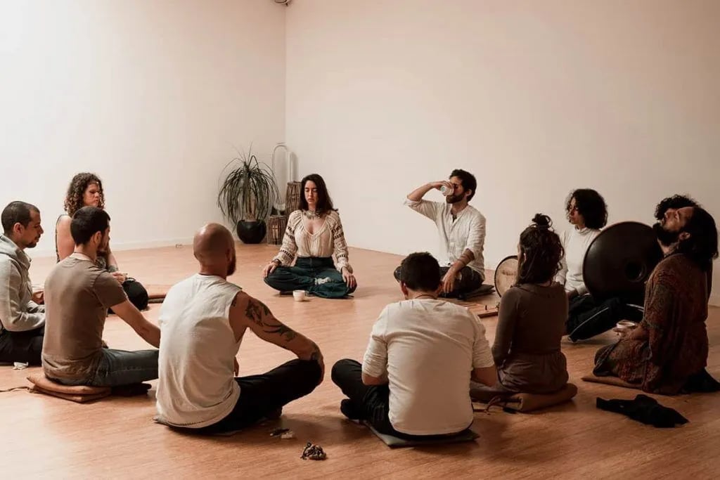 Cerimonia terapeutica con funghi magici a Barcellona, Spagna