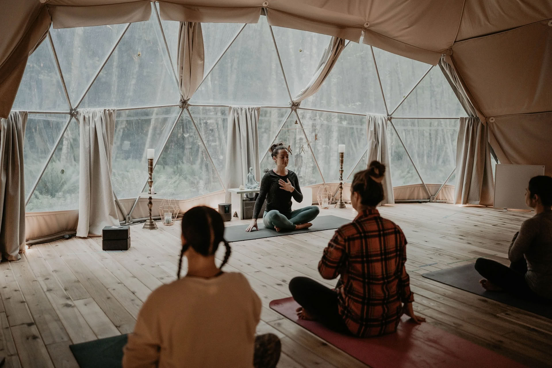 Touching The Bruise: Un ritiro sul lutto con Chloe Hunter + Andrea Clark | Nectar Yoga