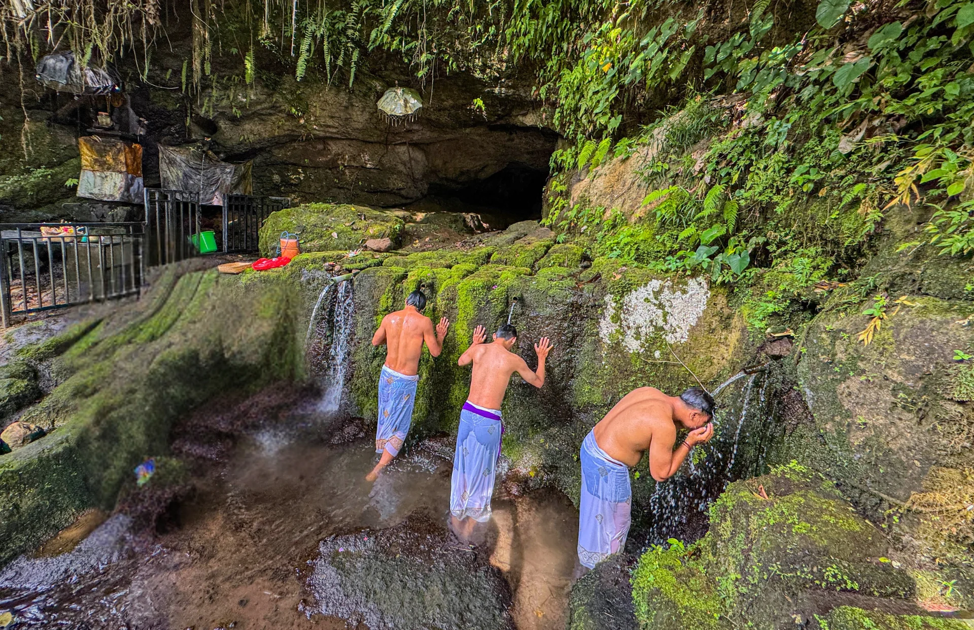 BENEDIZIONE DELL’ACQUA NELLE ROVINE ANCESTRALI