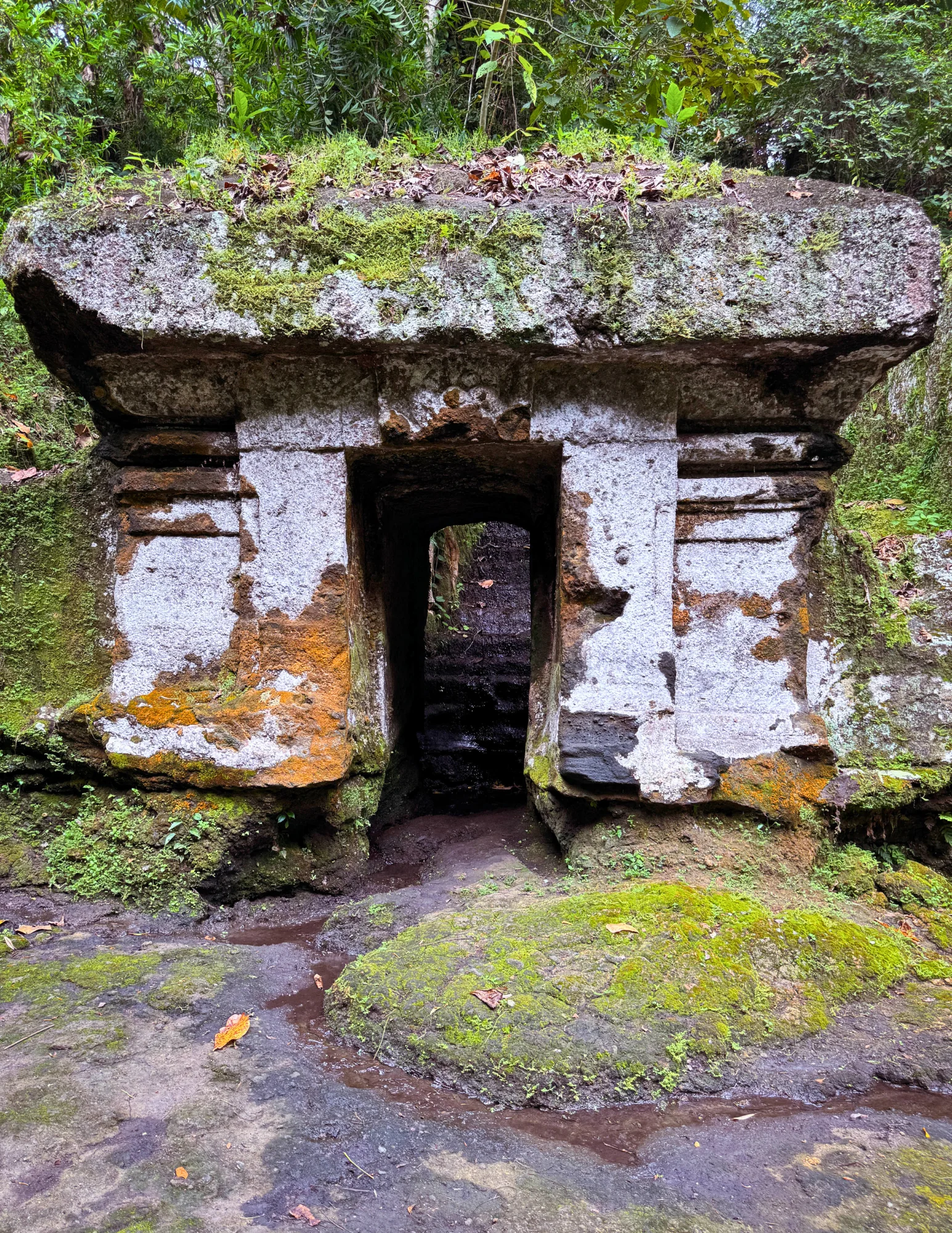 BENEDIZIONE DELL’ACQUA NELLE ROVINE ANCESTRALI