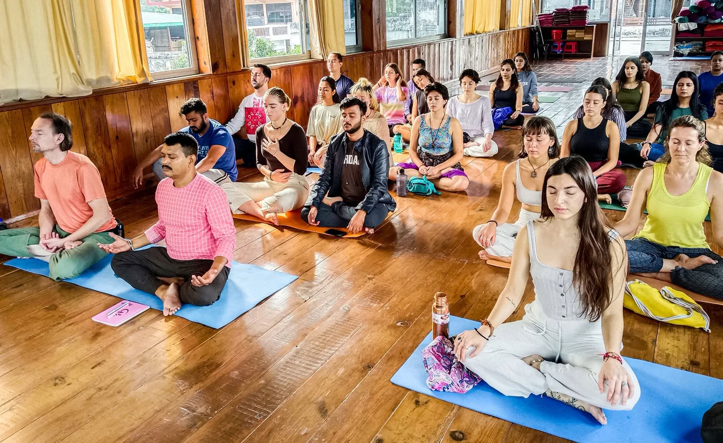 100 Ore di Formazione Insegnanti di Yoga a Rishikesh, India – Maggio 2026
