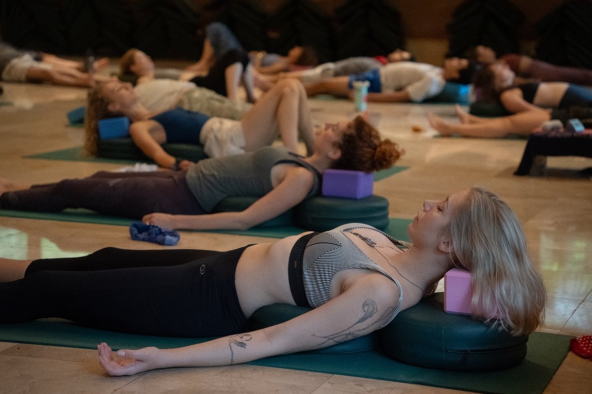 Training di Yoga Restorativo e Meditazione