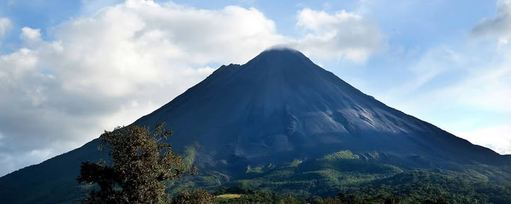 Vulcano Arenal con sorgenti termali