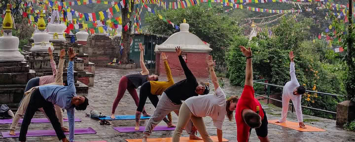 Corso di formazione per insegnanti di yoga di 300 ore (YTT) 24 giorni