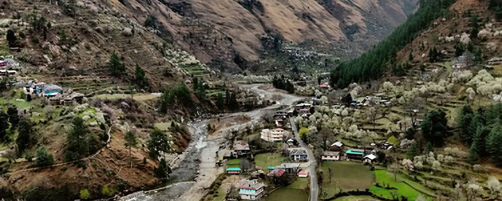 Sentieri nel bosco verso borgate nascoste: Sojha, Tirthan e Sonaugi Ritiro himalayano