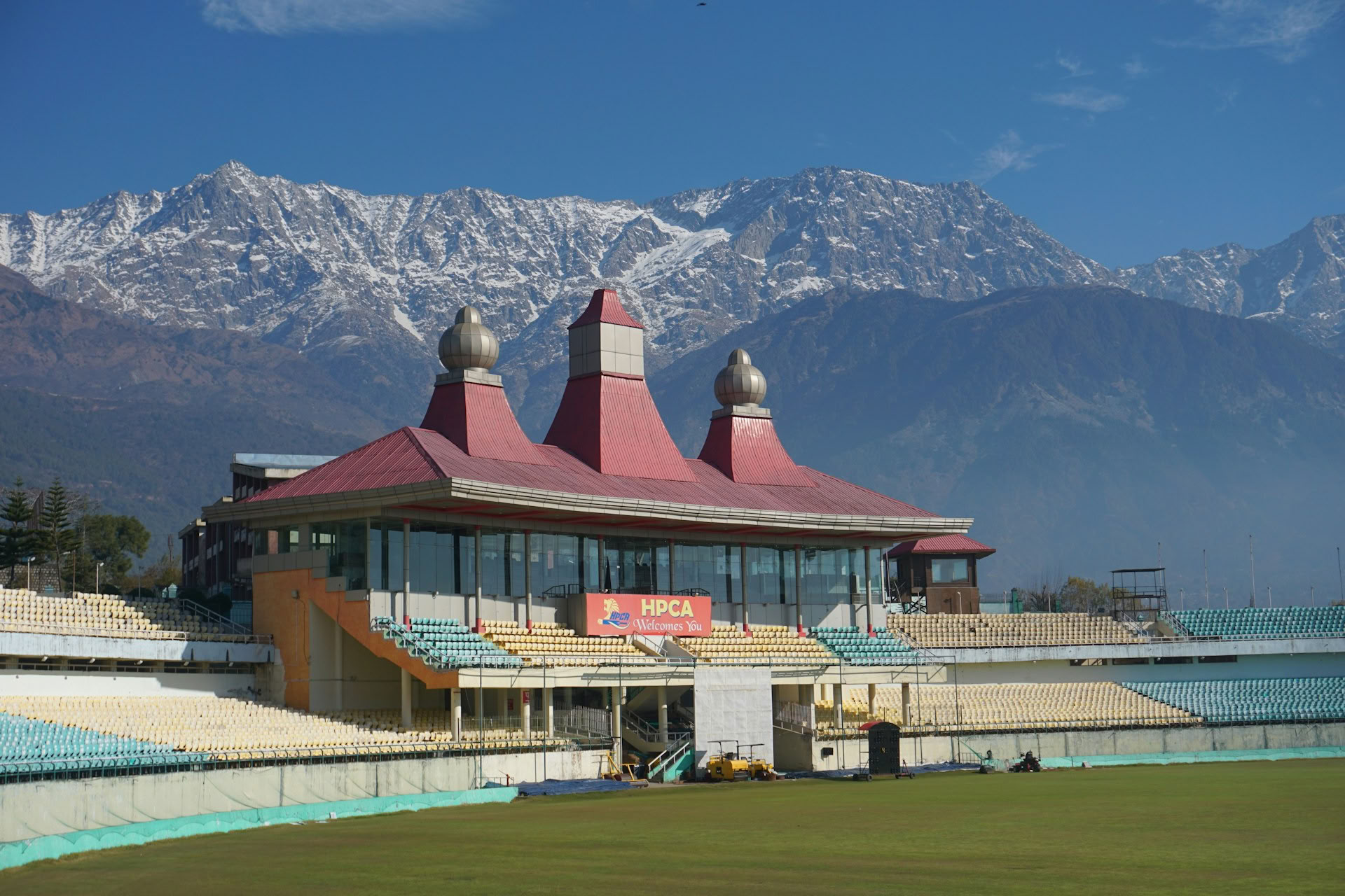Monasteri, Sentieri del Tè e Viste sul Cielo: Dharamshala, Palampur e Fuga a Bir