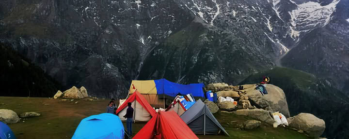 Monasteri, Sentieri del Tè e Viste sul Cielo: Dharamshala, Palampur e Fuga a Bir