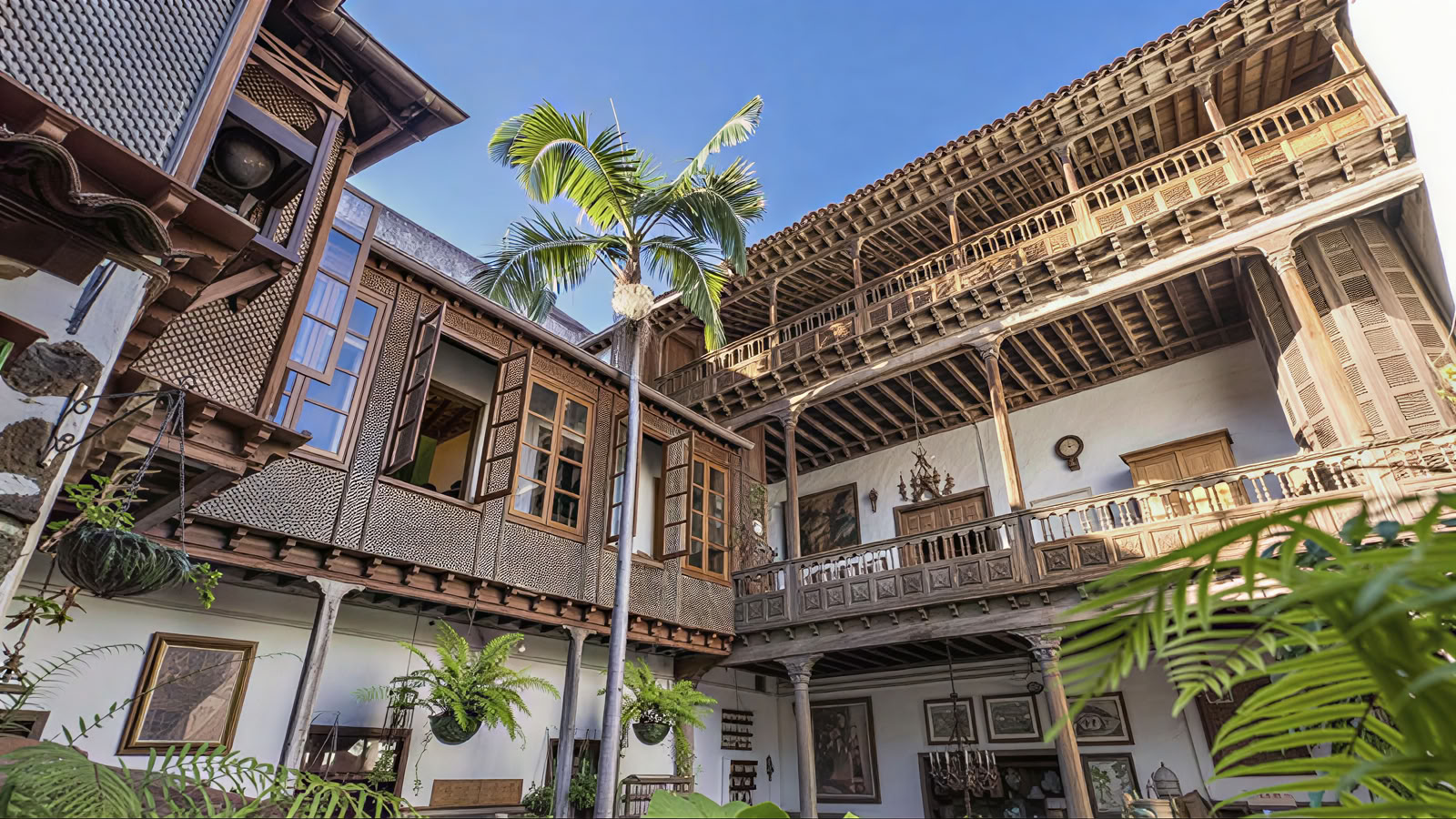 Typical balcony Canary House Tour + Trattamento viso specialistico o massaggio ayurvedico