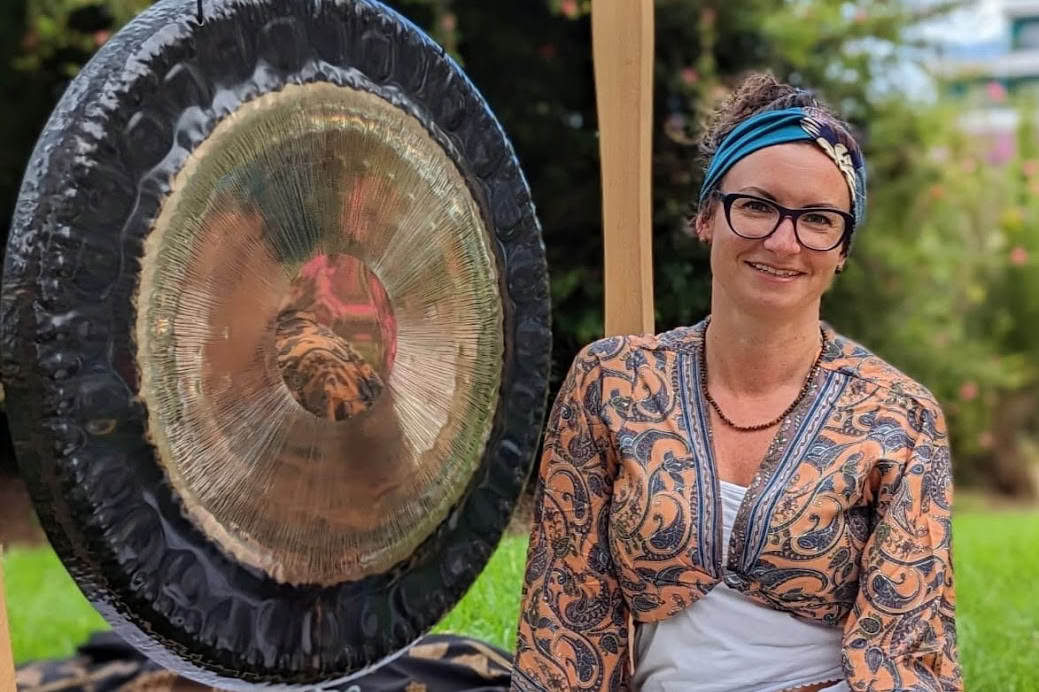 Sessione privata di sound healing a Tenerife – Gong e campane tibetane per un rilassamento profondo