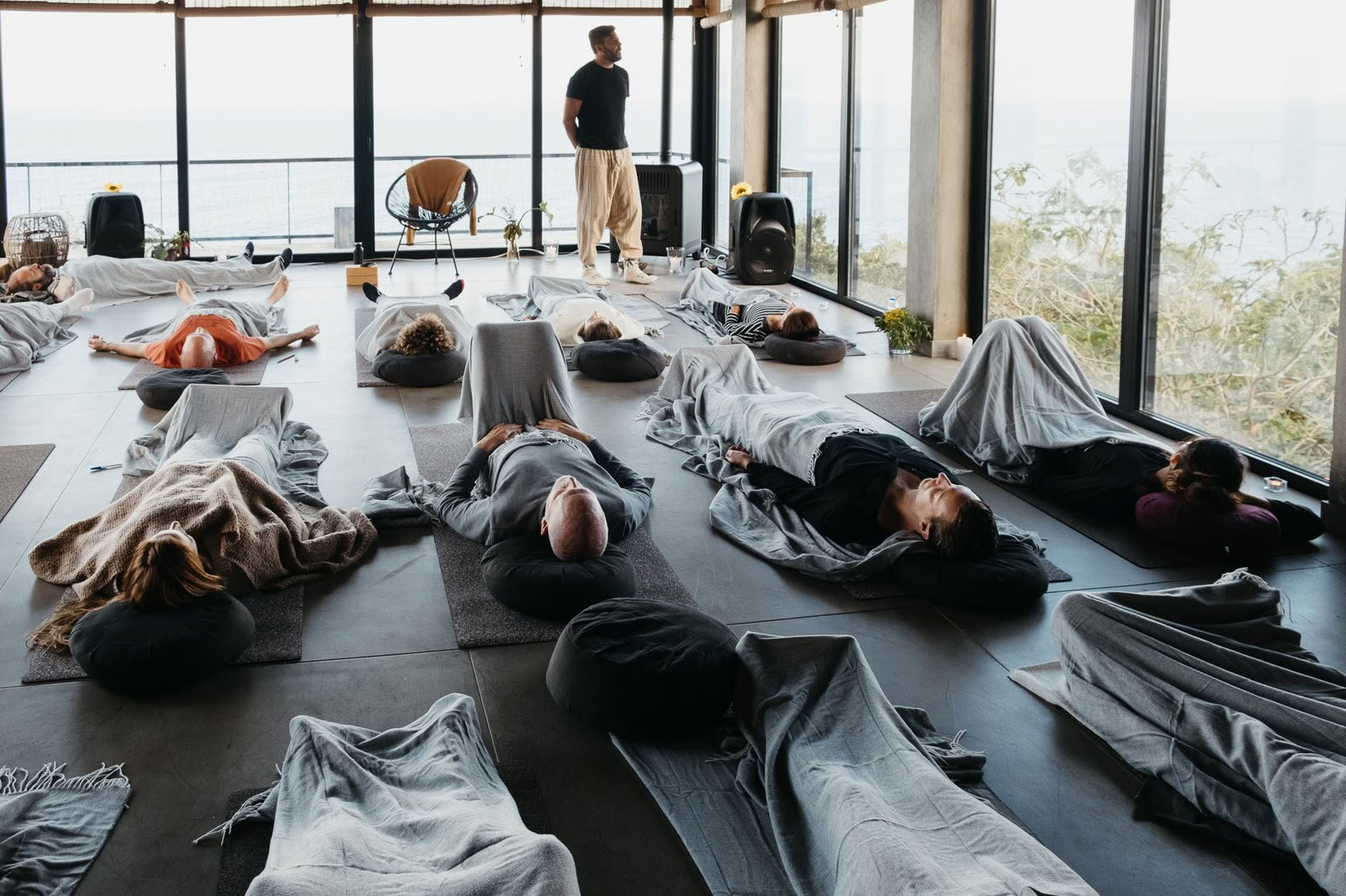 8 Giorni di Yoga e Mindfulness per Connetterti con la Tua Verità Interiore (Village Charm)