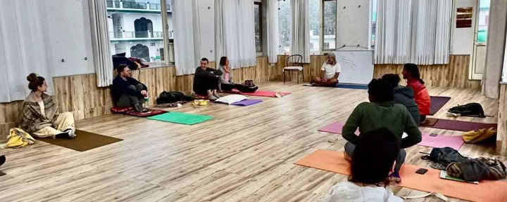 Corso di formazione insegnanti di Bhakti Yoga di 300 ore a Rishikesh, India