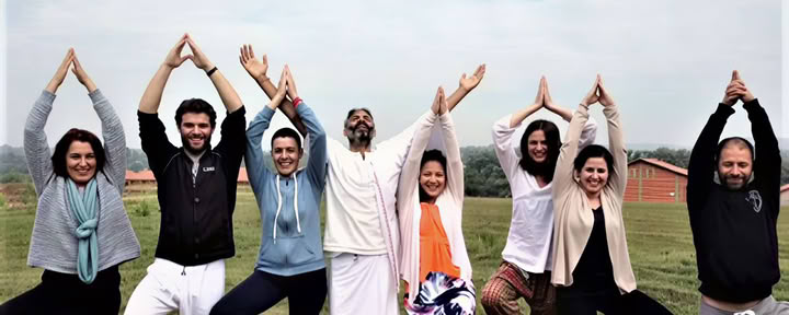 100 Ore di Formazione di Yoga per Bambini Ritiro a Rishikesh – 10 Giorni