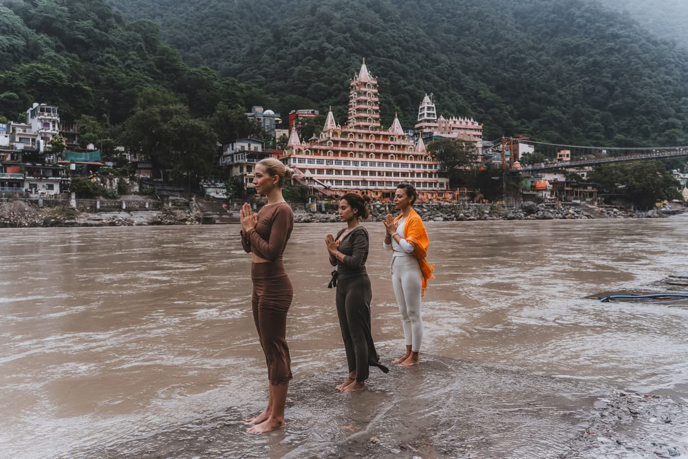 300 ORE A RISHIKESH FORMAZIONE INSEGNANTI DI YOGA – 5 OTT. – 3 NOV. 2026