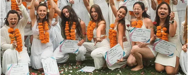 Formazione insegnanti di yoga ibrida di 200 ore/300 ore