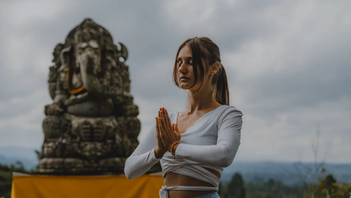Formazione Ibrida per Insegnanti di Yoga 200 Ore/300 Ore – 13 Set. – 22 Set. 2026
