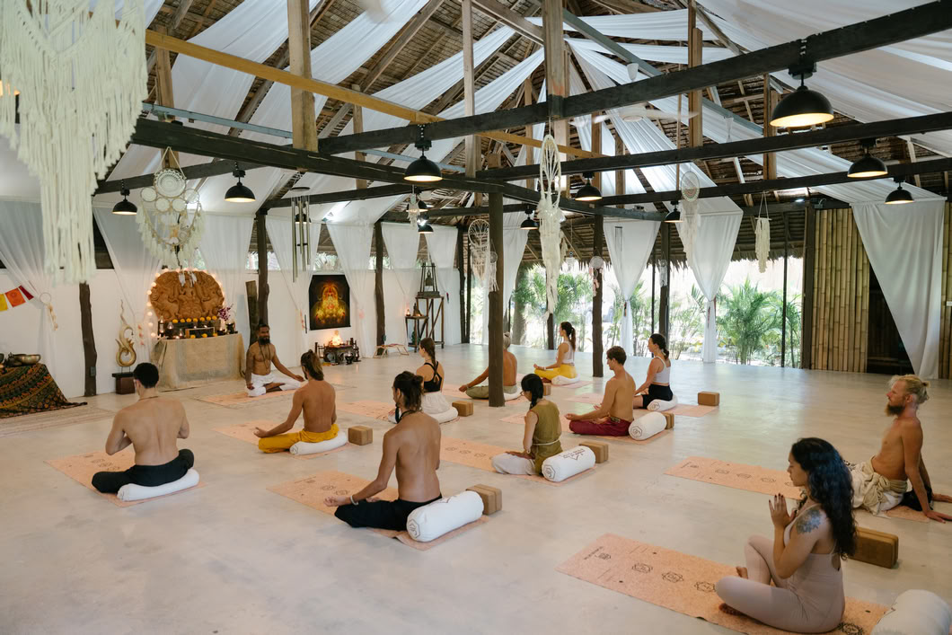 Formazione Ibrida per Insegnanti di Yoga 200 Ore/300 Ore – 13 Set. – 22 Set. 2026