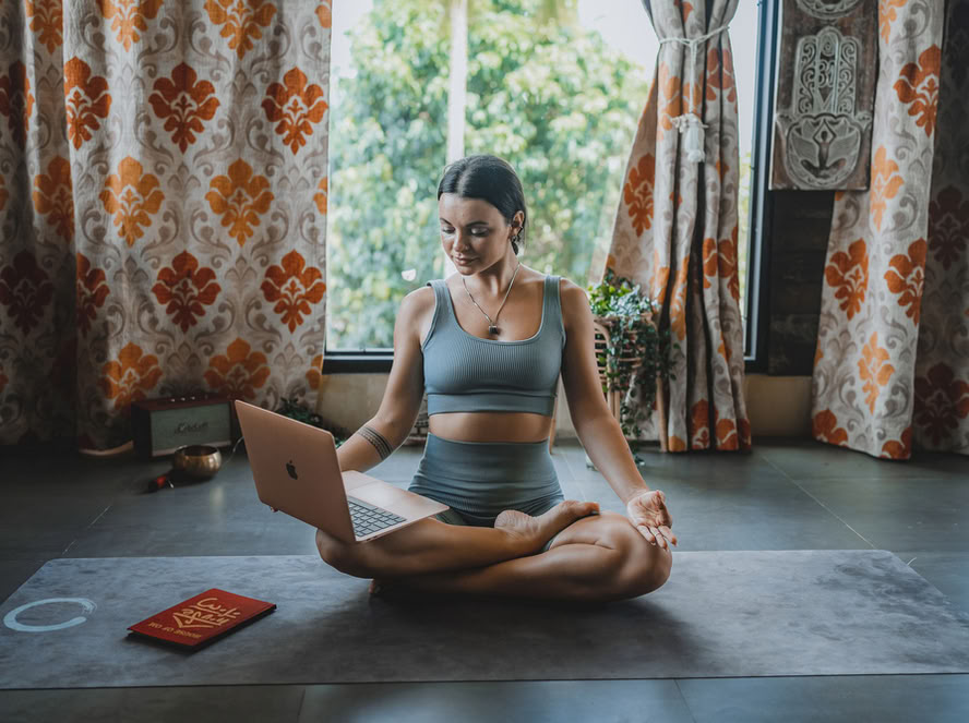 200 ore/300 ore Formazione Ibrida per Insegnanti di Yoga – 24 ago. – 6 set. 2026