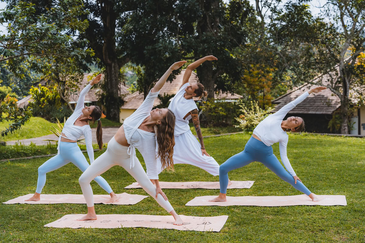 200 ore/300 ore Formazione Ibrida per Insegnanti di Yoga – 24 ago. – 6 set. 2026