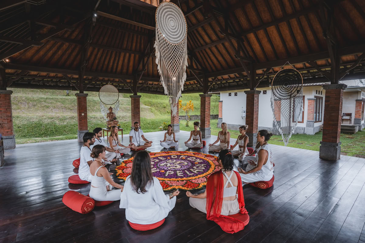 Formazione insegnanti di yoga ibrida di 200 ore / 300 ore – 1 ott. – 14 ott. 2026
