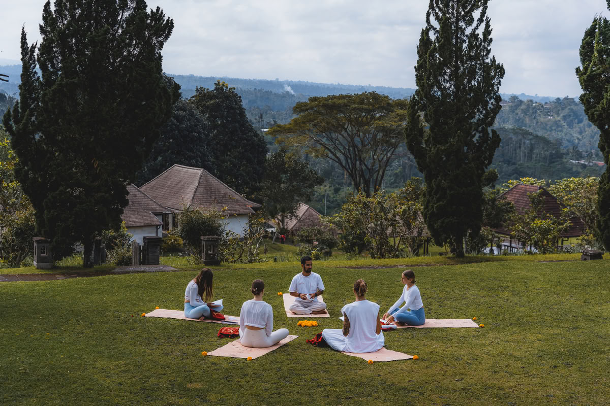200 Ore/300 Ore Formazione Ibrida per Insegnanti di Yoga – 26 Nov. – 9 Dic. 2026