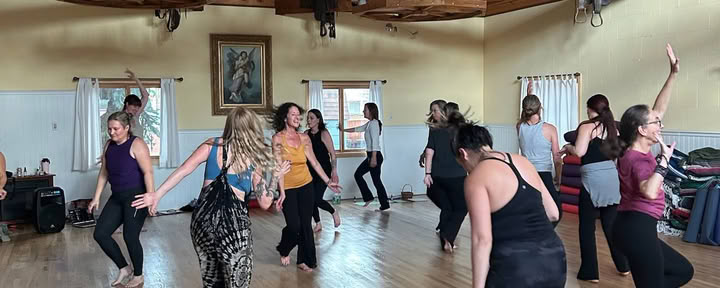 Embody & Rise: Movimento in comunità