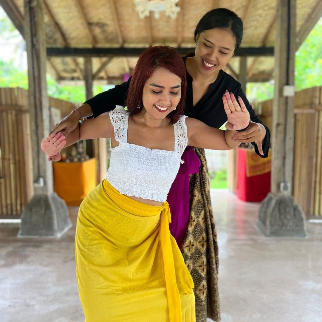 Danza balinese classica e offerta Canang Sari