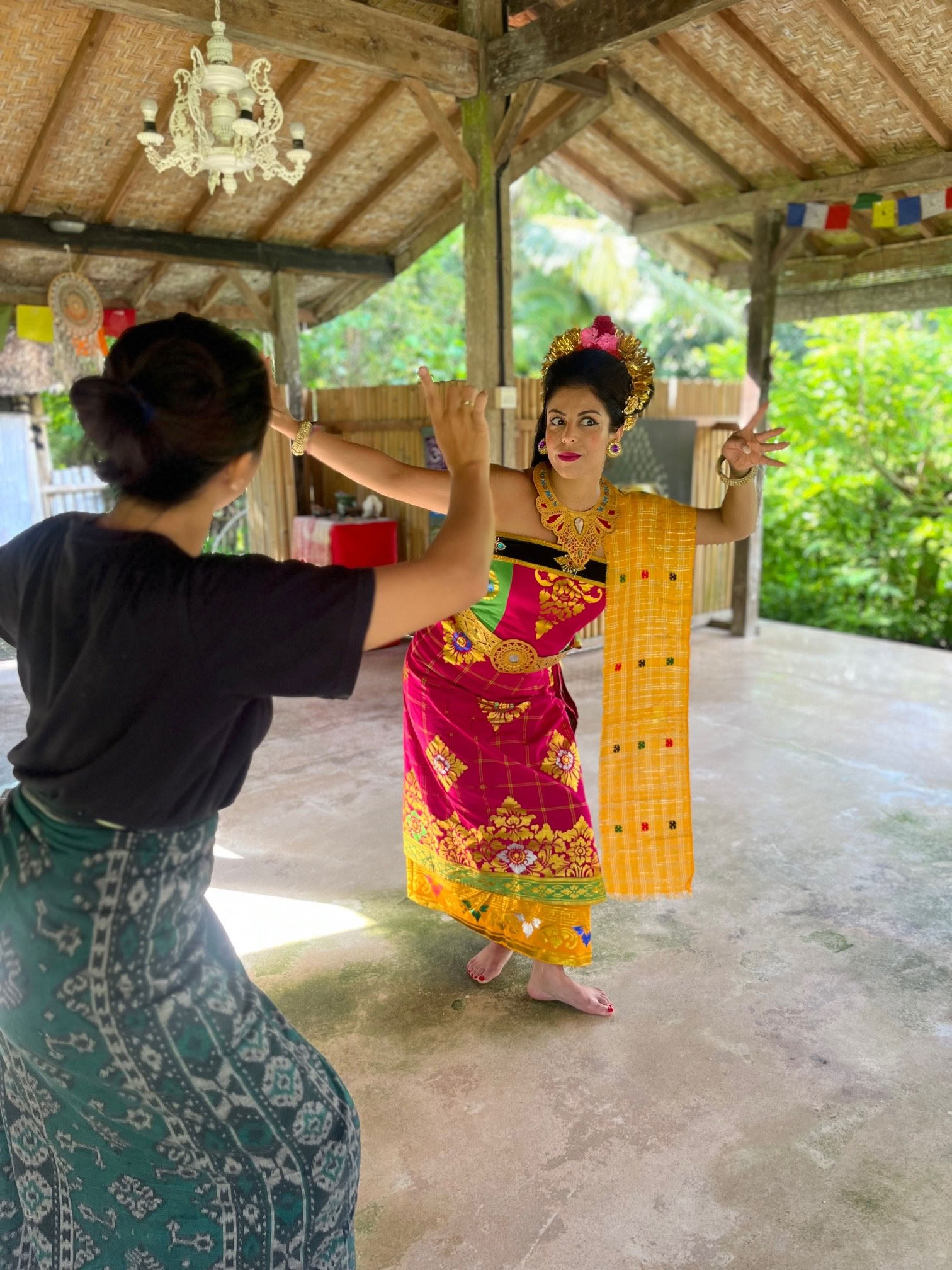 Danza balinese classica e offerta Canang Sari