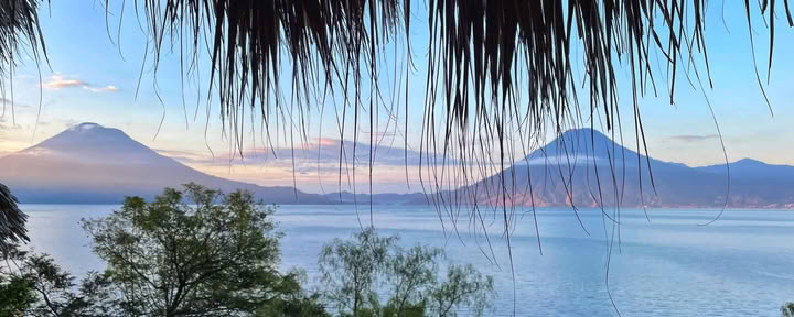 Flow, Explore, Awaken: Un ritiro di yoga al Lago Atitlán / Gabrielle James & Maureen Ferry — Villa Sumaya