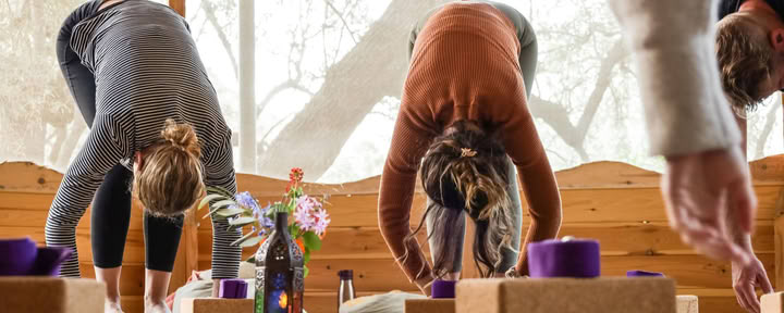 Yoga challenge all'aperto ritiro per uomini