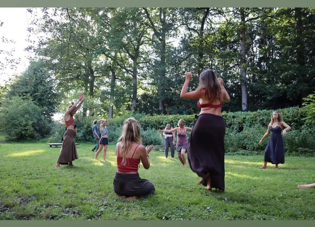 Ritiro di yoga e meditazione nuda per donne della Terra