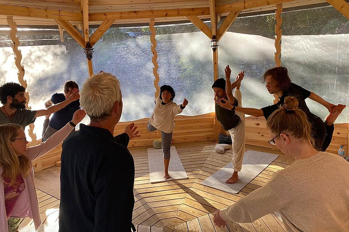 4 Giorni Yoga & Creatività: L'Arte del Riposo