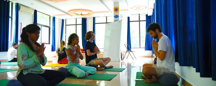 Formazione per insegnanti di yoga prenatale e postnatale a Rishikesh, India