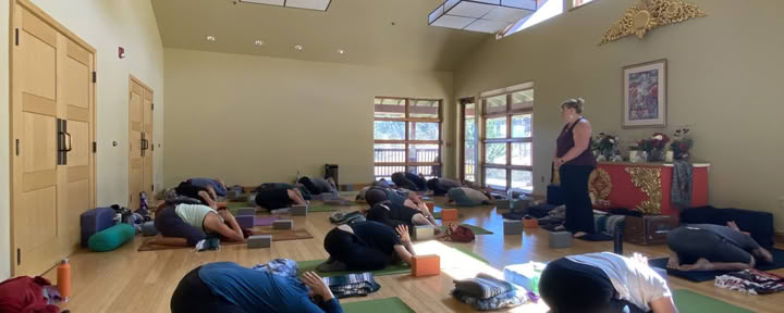 Turning Inward: Un ritiro di yoga autunnale