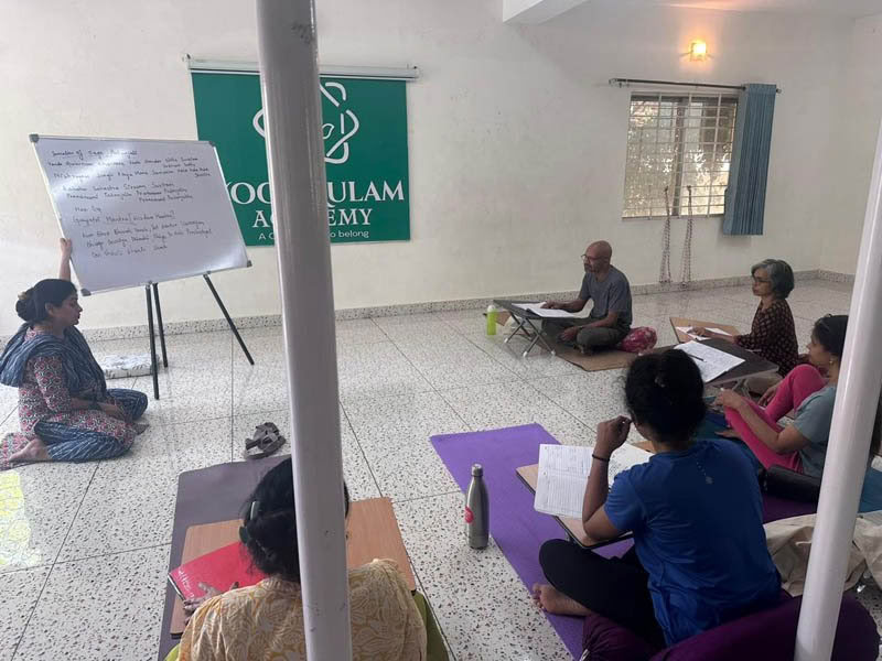 Corso di formazione per insegnanti di yoga di 200 ore nei giorni feriali a Bengaluru