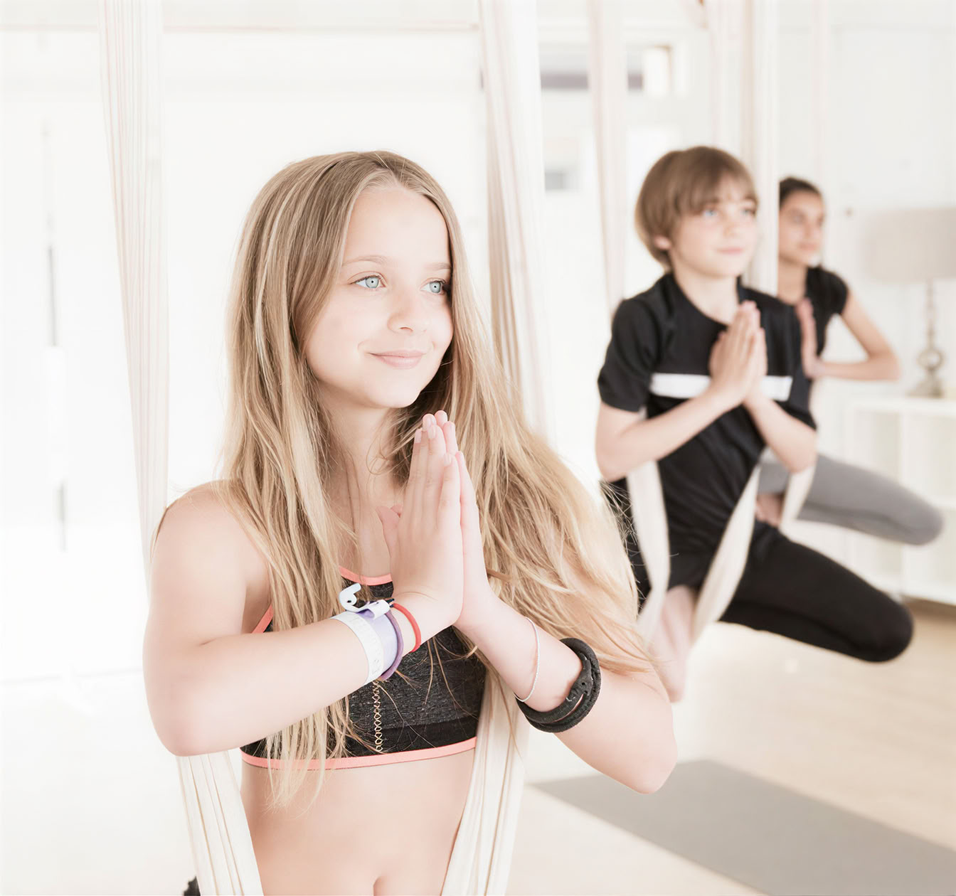 Aerial Yoga per Adolescenti