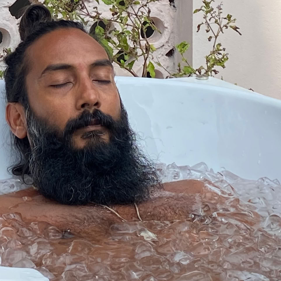 Immersione nel ghiaccio e meditazione del respiro