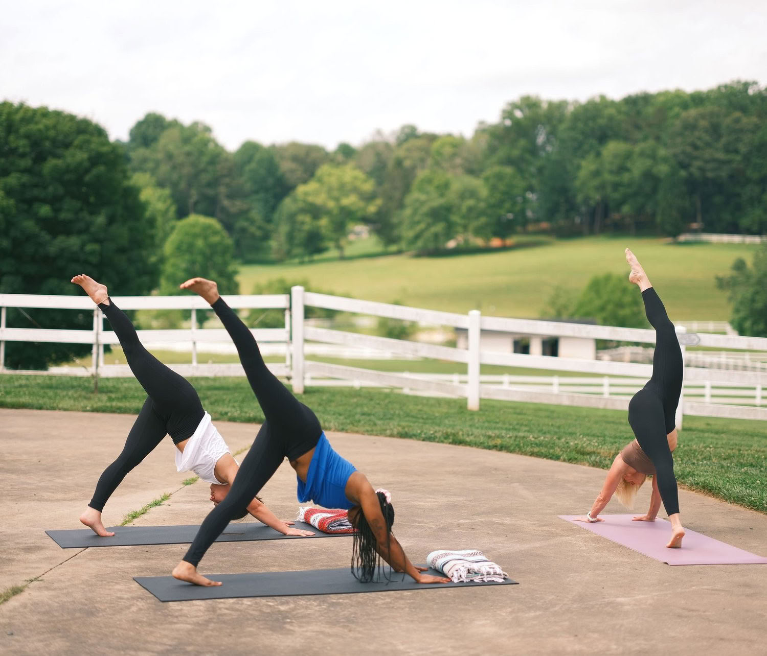 Sabato Sunrise Yoga Flow con Kelly Flowers — The Horse Shoe Farm Boutique Resort vicino ad Asheville, NC | Dining & Spa