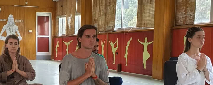 100 Ore di Formazione per Insegnanti di Yoga per Principianti a Rishikesh, India