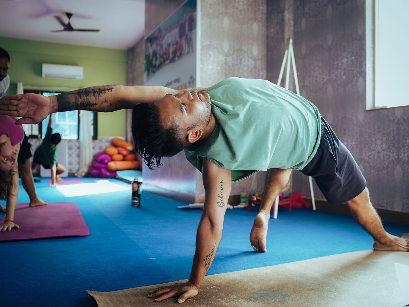 Corso di formazione per insegnanti di yoga di 100 ore