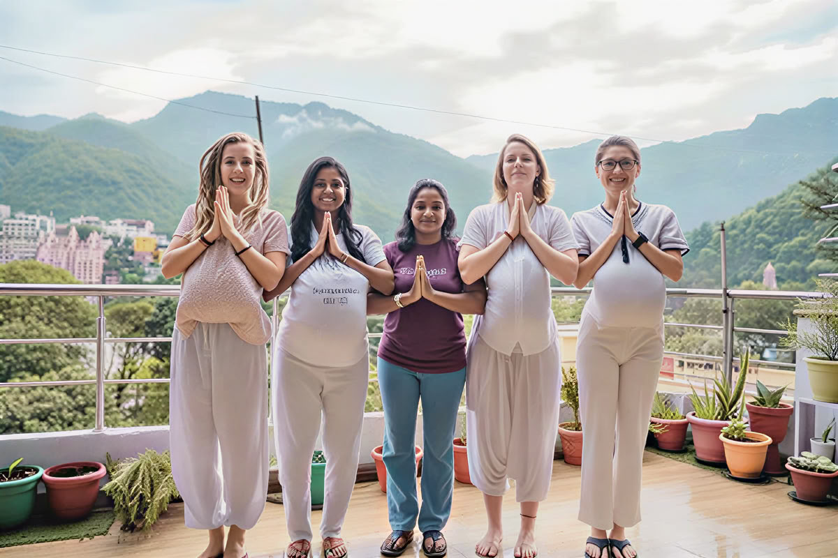 Formazione Insegnanti di Yoga Prenatale di 85 Ore a Rishikesh