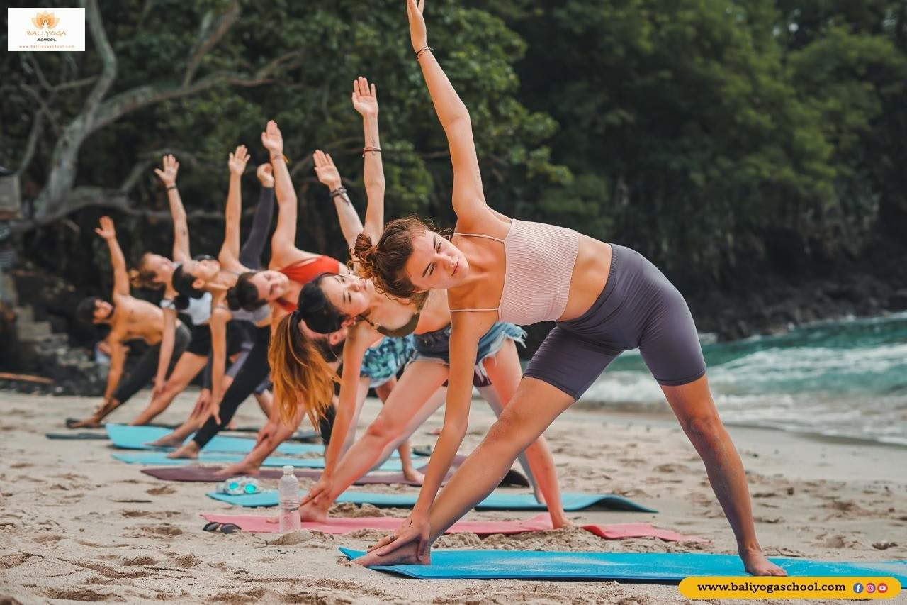 Corso di formazione insegnanti di yoga di 300 ore a Varkala, Kerala, India