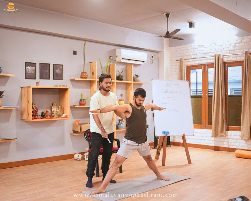 Corso di formazione insegnanti di yoga di 100 ore a Rishikesh, India