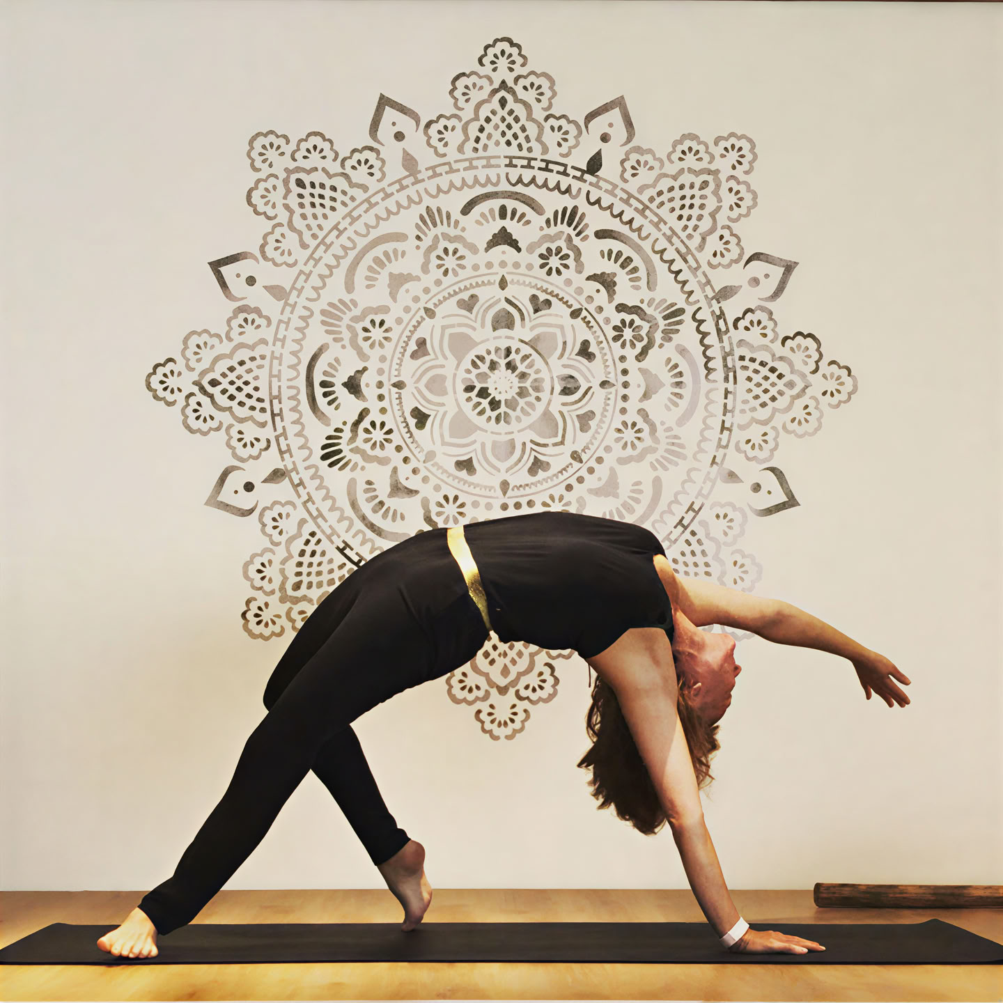 Lezione di gruppo di yoga terapia