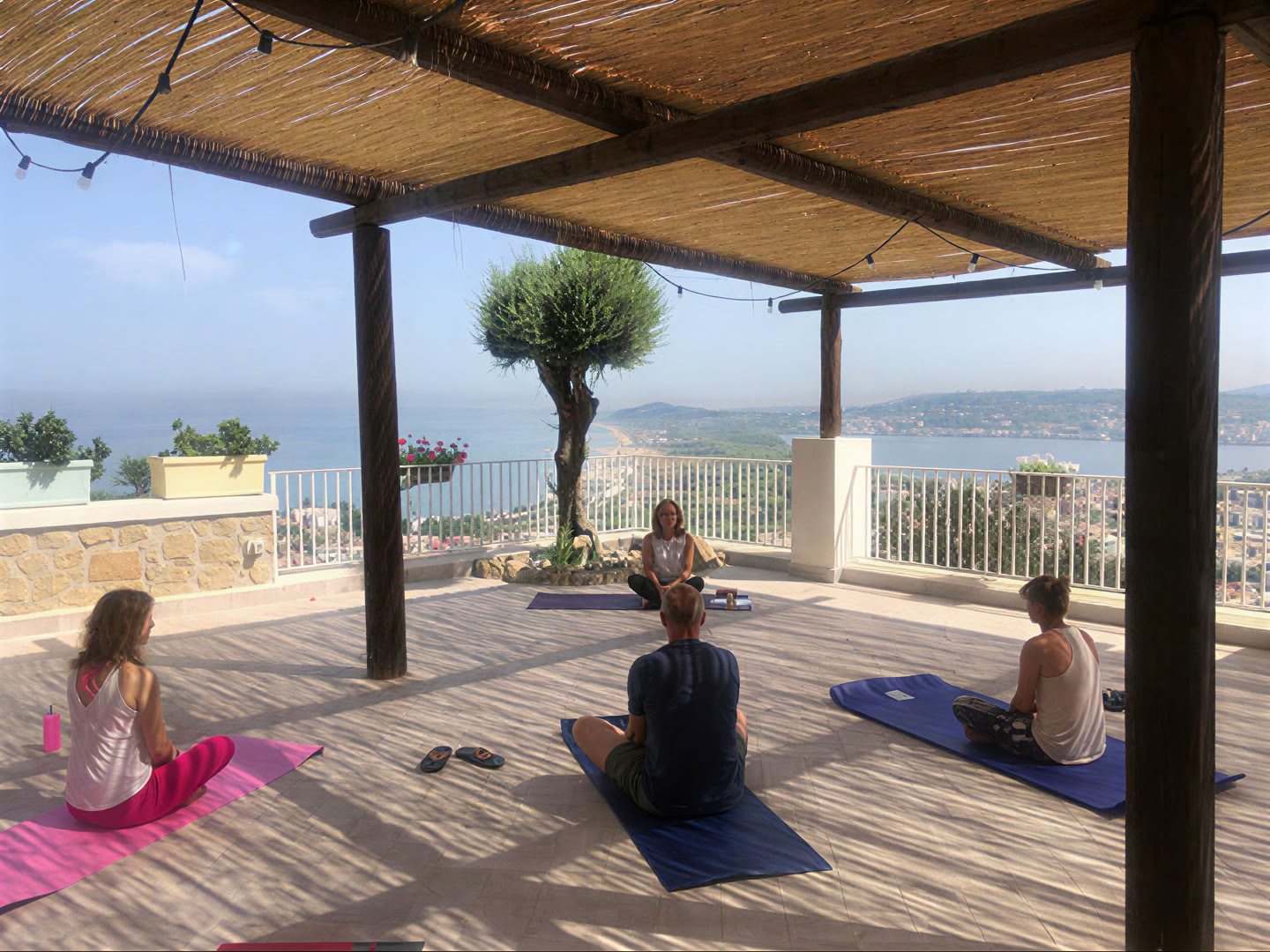 Lezione di gruppo di yoga terapia