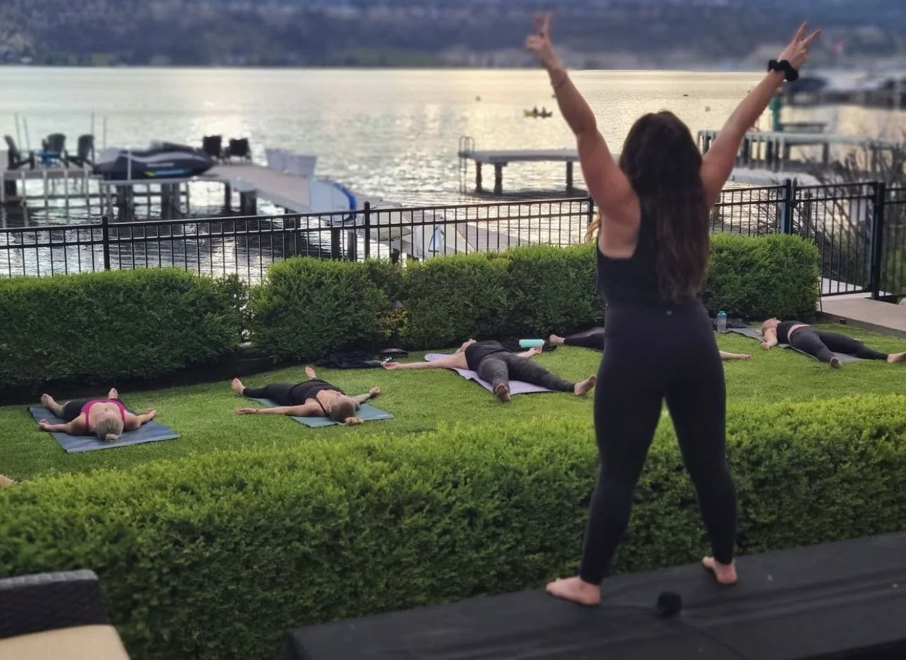 Flow sul molo: yoga e meditazione sul lago Okanagan!