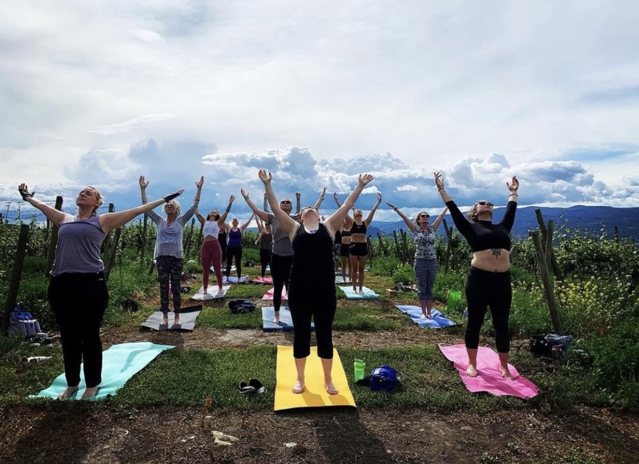 Flow sul molo: yoga e meditazione sul lago Okanagan!