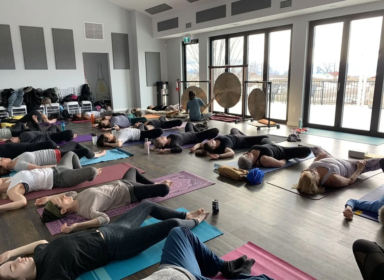 Flow sul molo: yoga e meditazione sul lago Okanagan!