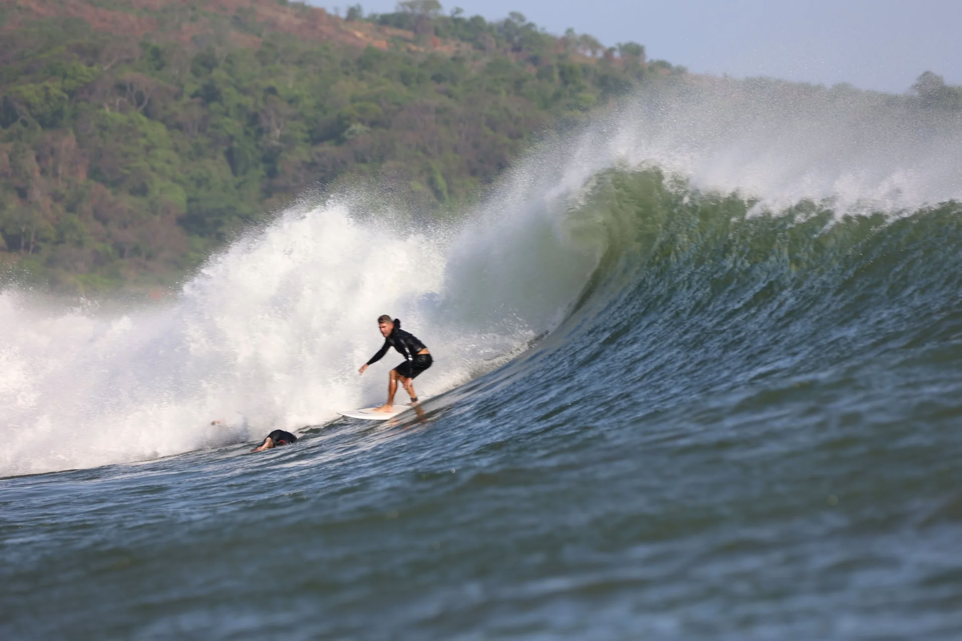 Pacchetto surf all-inclusive per surfisti intermedi e avanzati