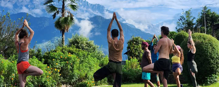 Corso di formazione insegnanti di yoga di 200 ore con vista sull’Himalaya ad Astam, vicino a Pokhara