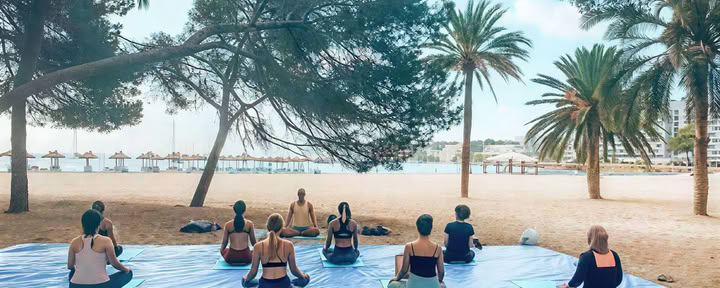 Yoga in spiaggia